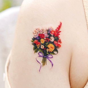 женская Цветная Миниатюрная татуировка на плече #53427 | Тату мастер Tilda Tattoo