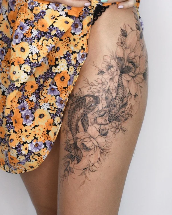 Файнлайн Koi fish, Flowers tattoo на Thigh