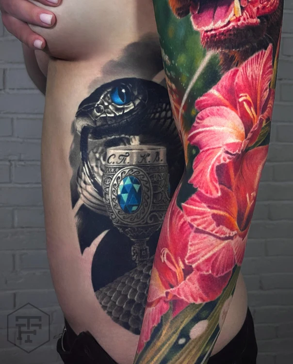 Реализм Snake, Chalice tattoo на Side