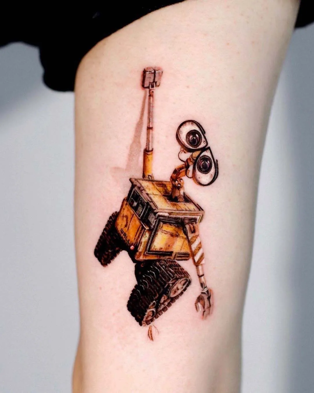 Tatuaggio microrealistico di Wall-E realizzato da Dokhwa