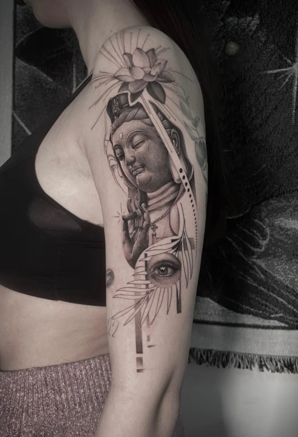 Чёрно-серая Buddha, Eye tattoo на Плечо