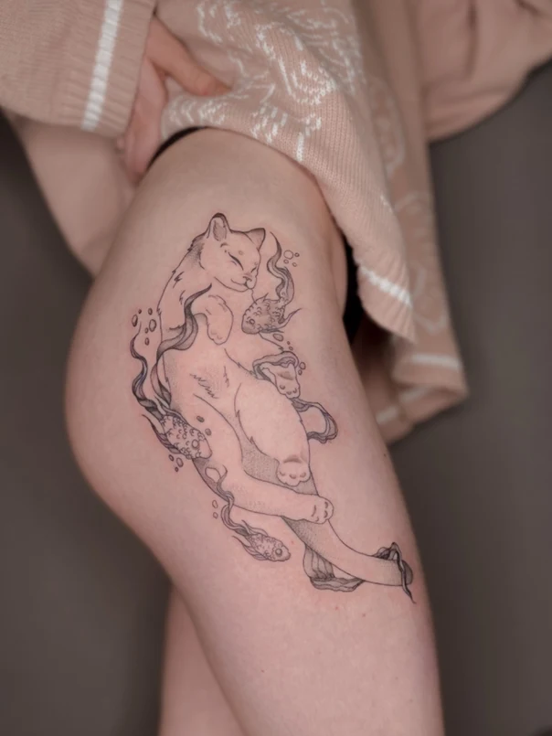 Файнлайн Cat, Fish tattoo на Thigh