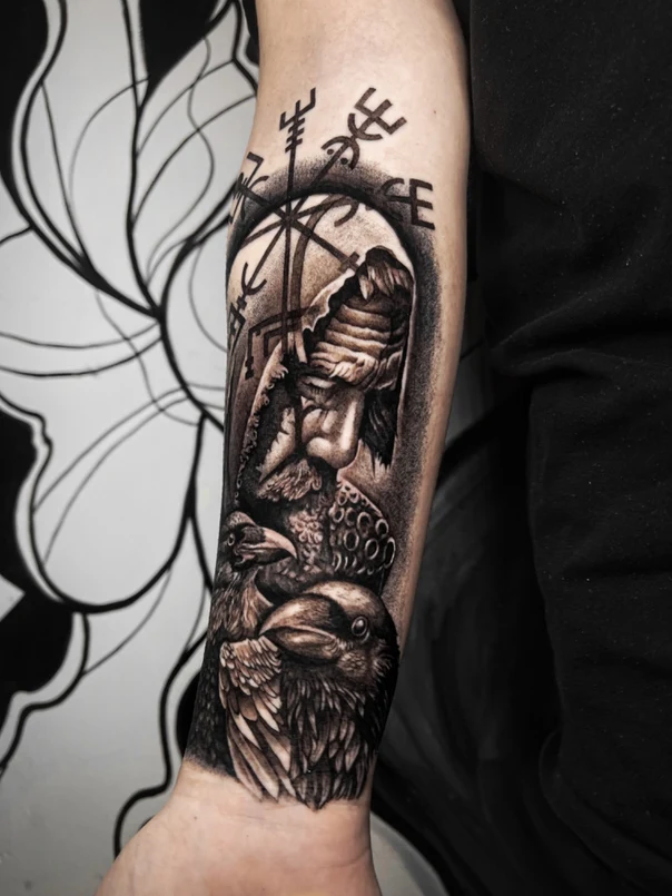 Чёрно-серая Raven, Viking tattoo на Предплечье
