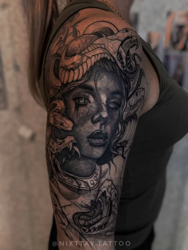 female black and grey black and grey tatouage sur upper arm #65396 | Artiste tatoueur Nika Nixttay