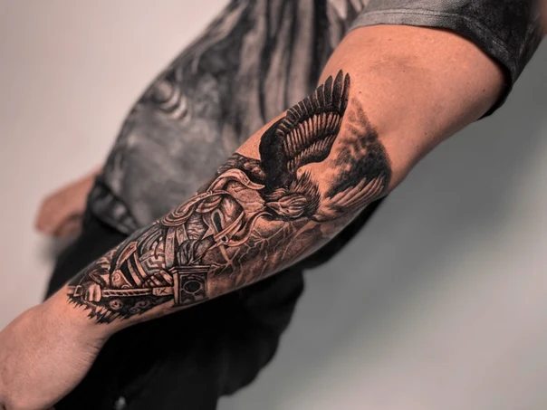Чёрно-серая Eagle, Viking tattoo на Предплечье