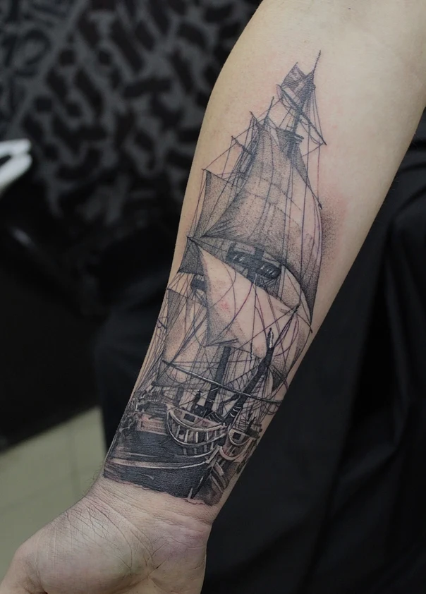 Чёрно-серая Ship tattoo на Предплечье