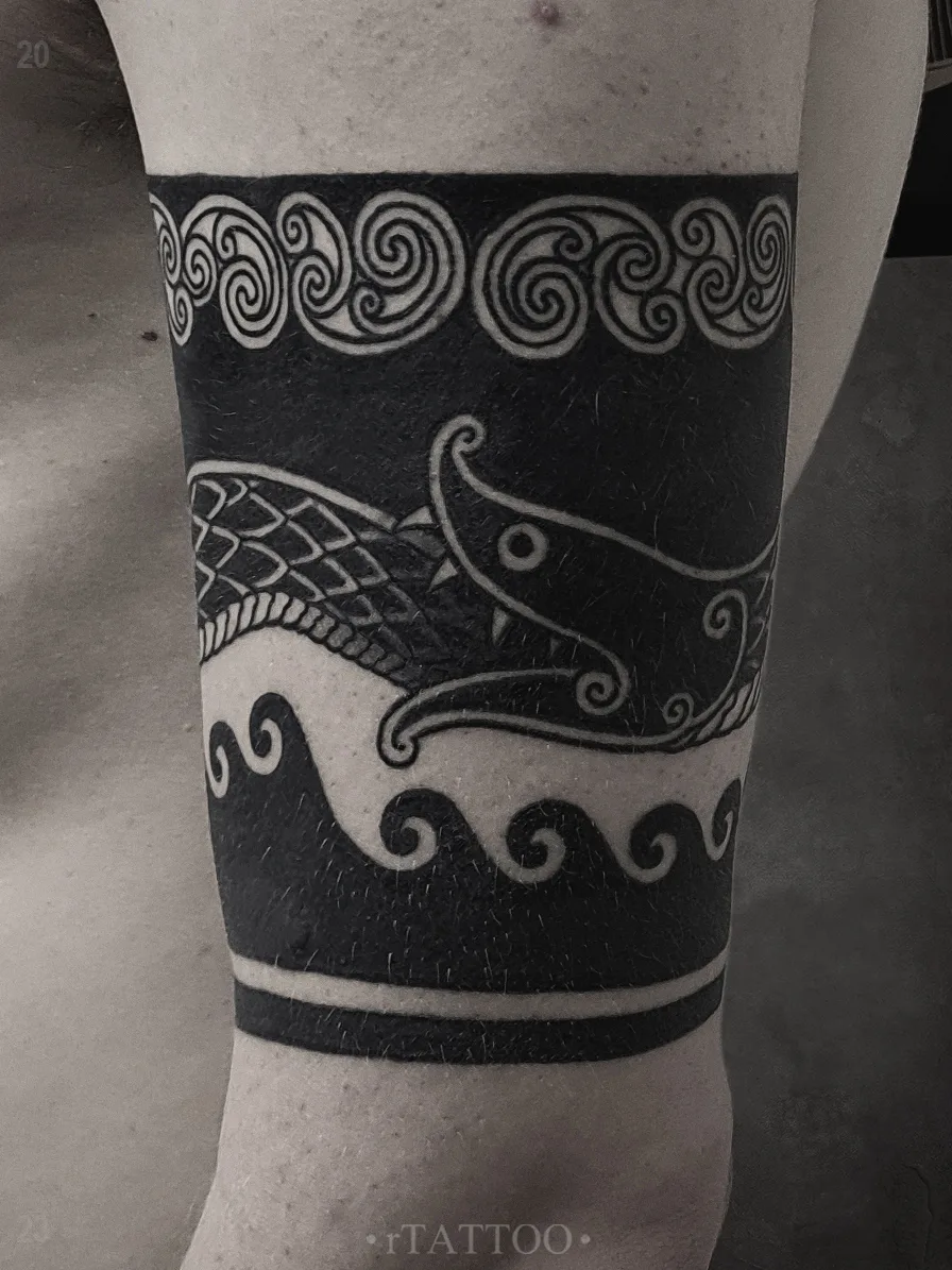 Tatouage blackwork avec animal stylisé, entrelacs celtiques et motifs de vagues.