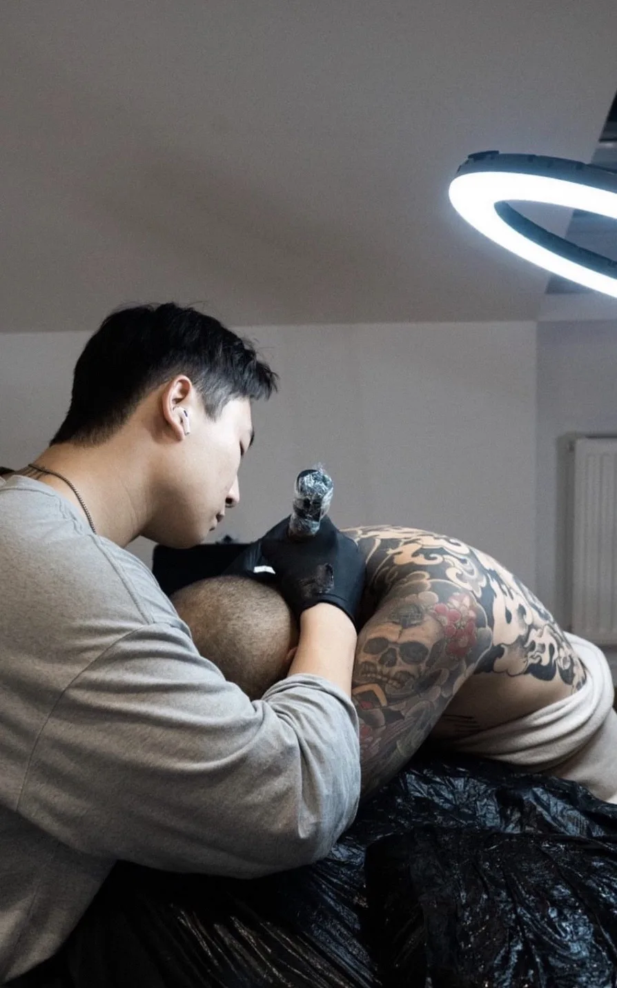 Artista del tatuaggio Ogi