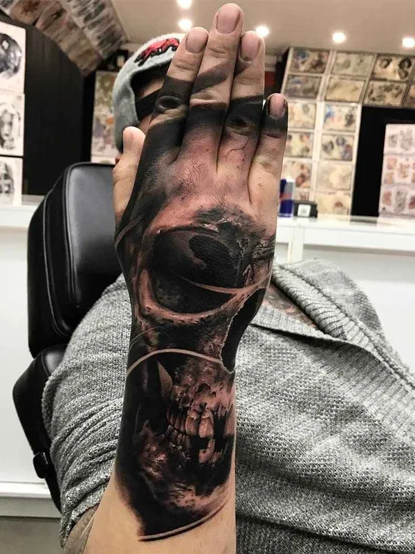 black and grey blackwork 纹身 在 hand #10295 | 纹身师 Drew Apicture