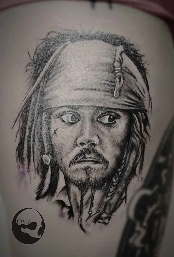 Чёрно-серая Portrait tattoo на Бедро