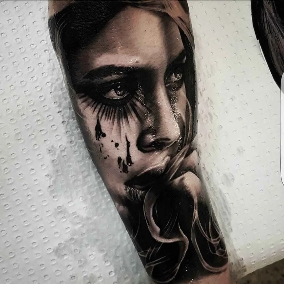 Artista di tatui Benji Roketlauncha Ortega crea stili neri e grigi e realismo del ritratto a colori, surrealismo | Sydney, Australia