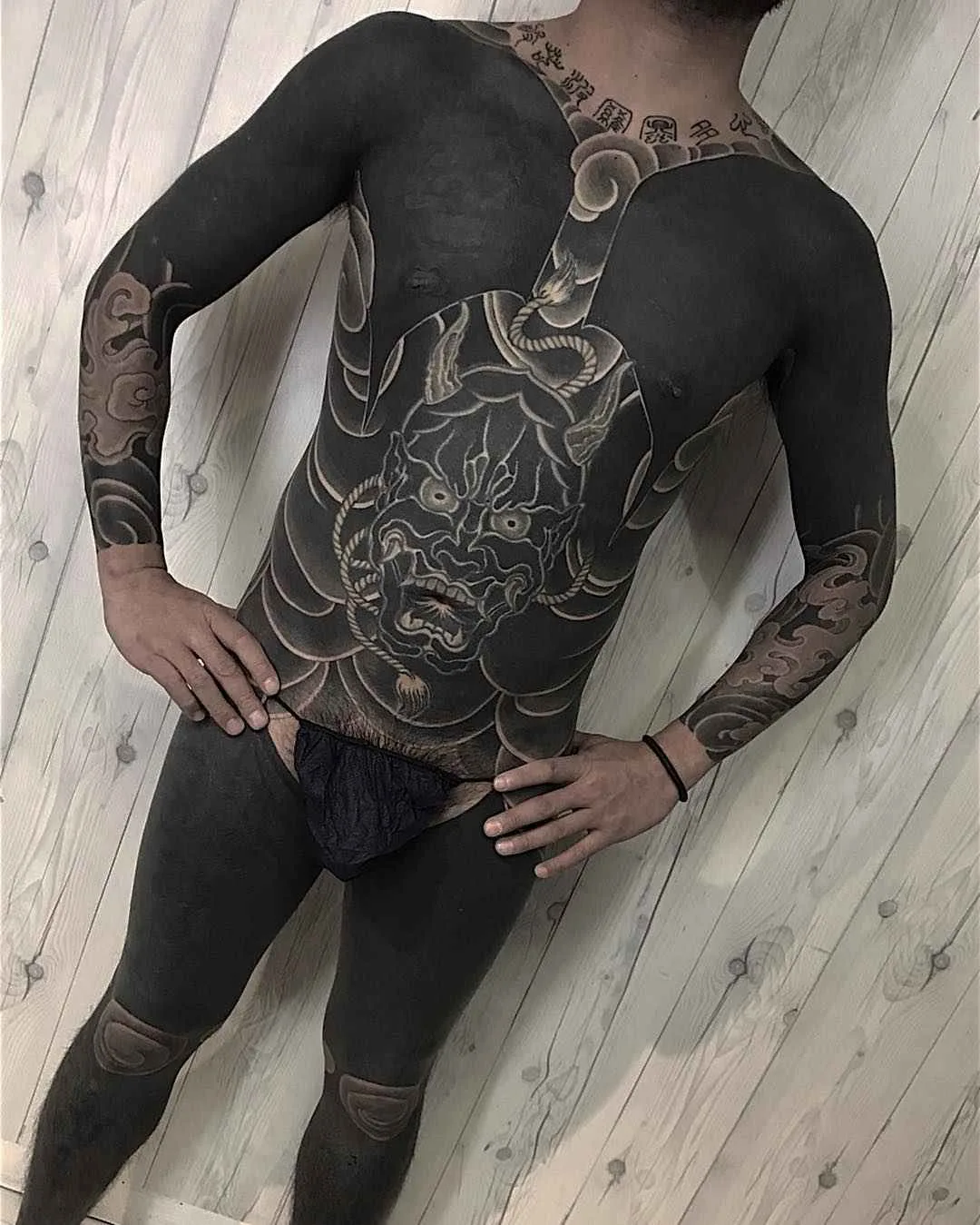 Artista de tatuagem Gakkin cria estilo oriental preto, tatuagem tradicional japonesa | Amsterdã, Holanda
