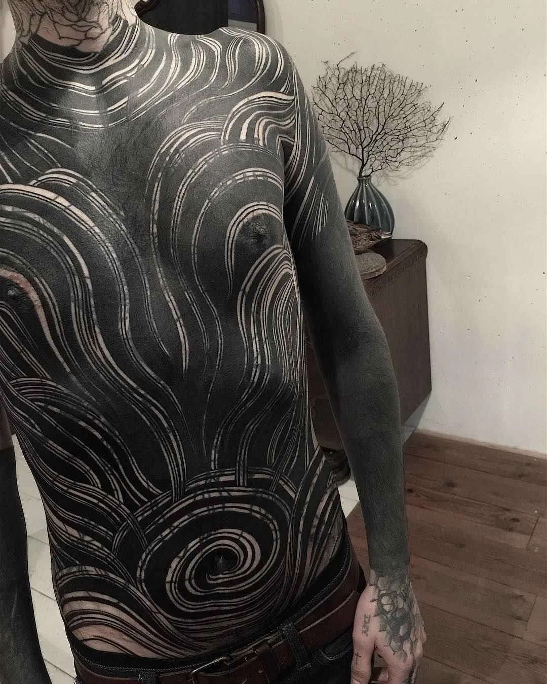 Artista de tatuagem Gakkin cria estilo oriental preto, tatuagem tradicional japonesa | Amsterdã, Holanda