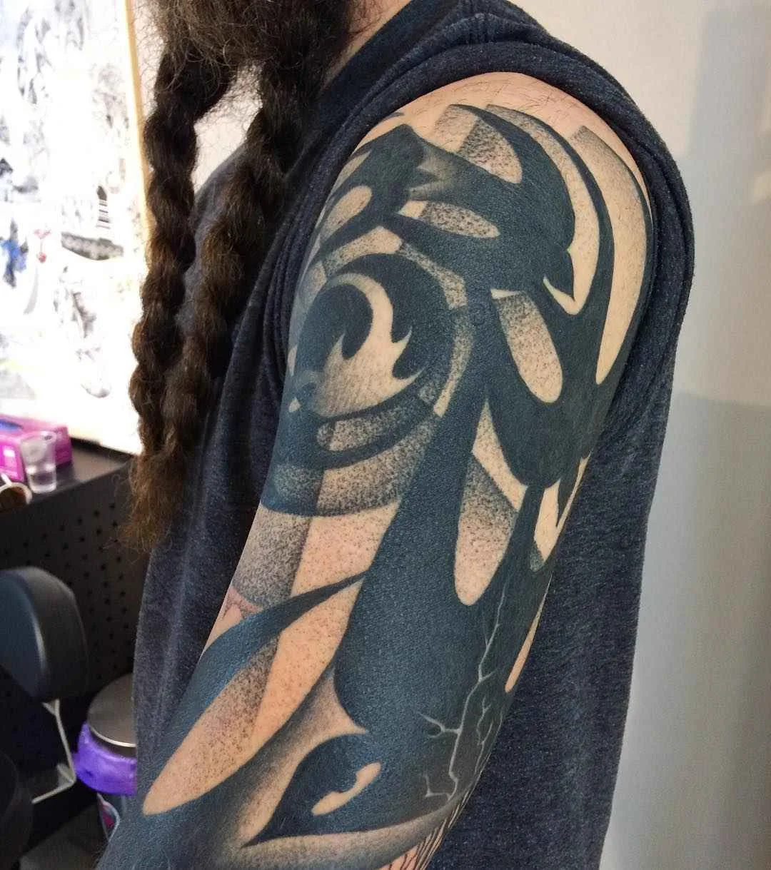 Tatuador Marcin Aleksander Surowiec autoriza estilo tatuagem colorida e preto e branco, arte tatuagem contemporânea | Polônia