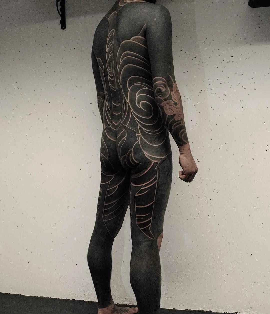 Artista de tatuagem Gakkin cria estilo oriental preto, tatuagem tradicional japonesa | Amsterdã, Holanda