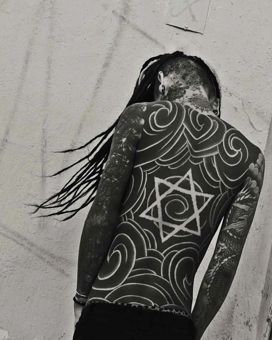 Artista de tatuagem Gakkin cria estilo oriental preto, tatuagem tradicional japonesa | Amsterdã, Holanda