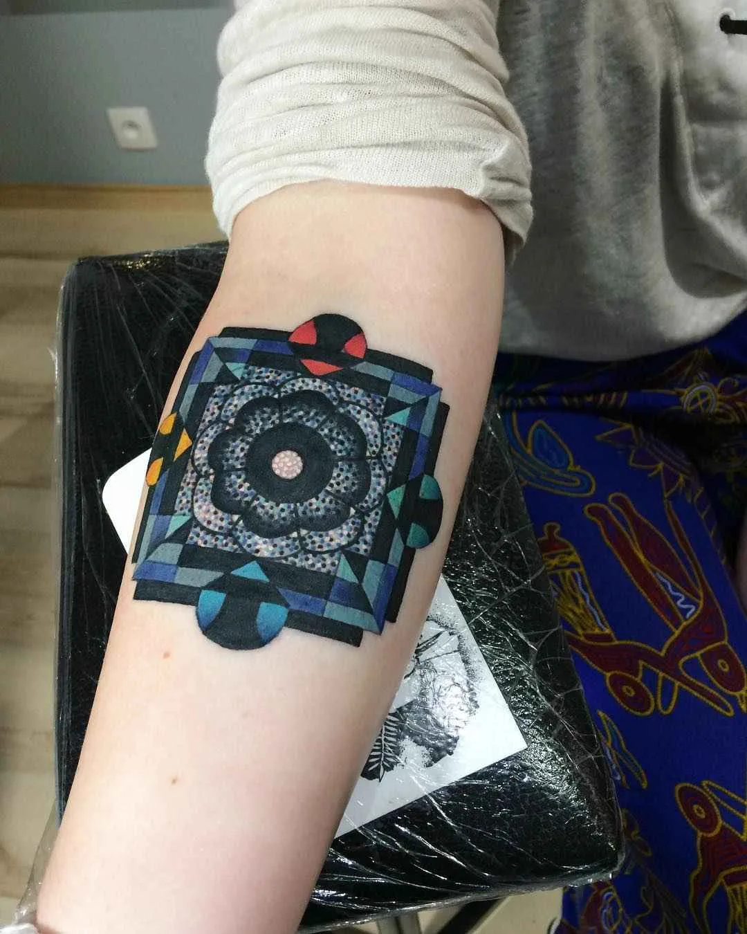 Tatuador Marcin Aleksander Surowiec autoriza estilo tatuagem colorida e preto e branco, arte tatuagem contemporânea | Polônia