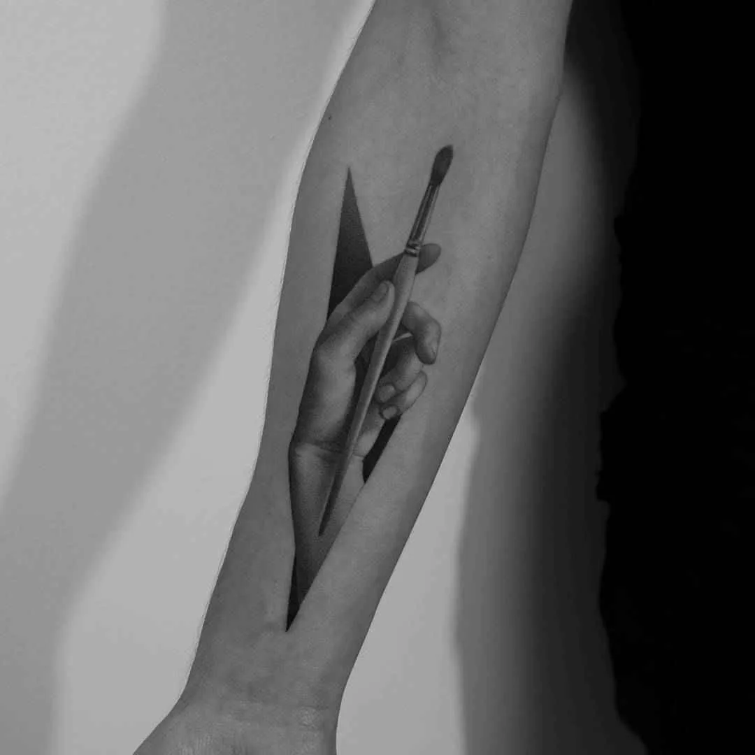 Artista di tatuaggi Paweł Indulski crea uno stile di tatuaggio nero e grigio realistico, grafico, minimalismo | Polonia