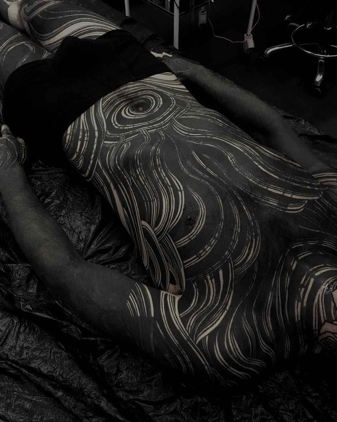 Artista de tatuagem Gakkin cria estilo oriental preto, tatuagem tradicional japonesa | Amsterdã, Holanda