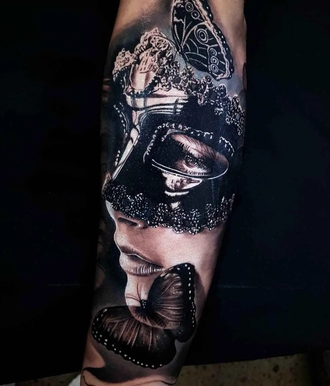 Artista di tatui Benji Roketlauncha Ortega crea stili neri e grigi e realismo del ritratto a colori, surrealismo | Sydney, Australia