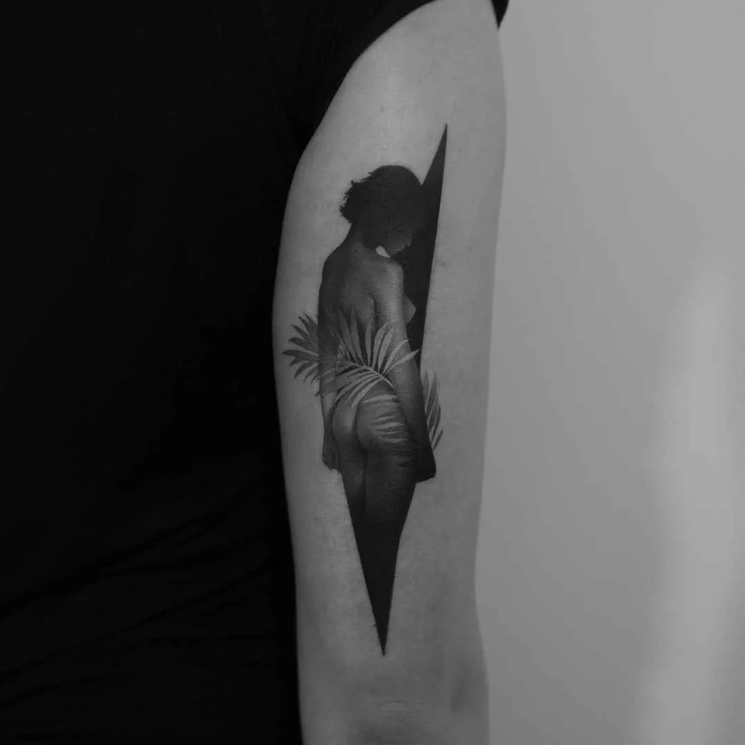 Artista di tatuaggi Paweł Indulski crea uno stile di tatuaggio nero e grigio realistico, grafico, minimalismo | Polonia