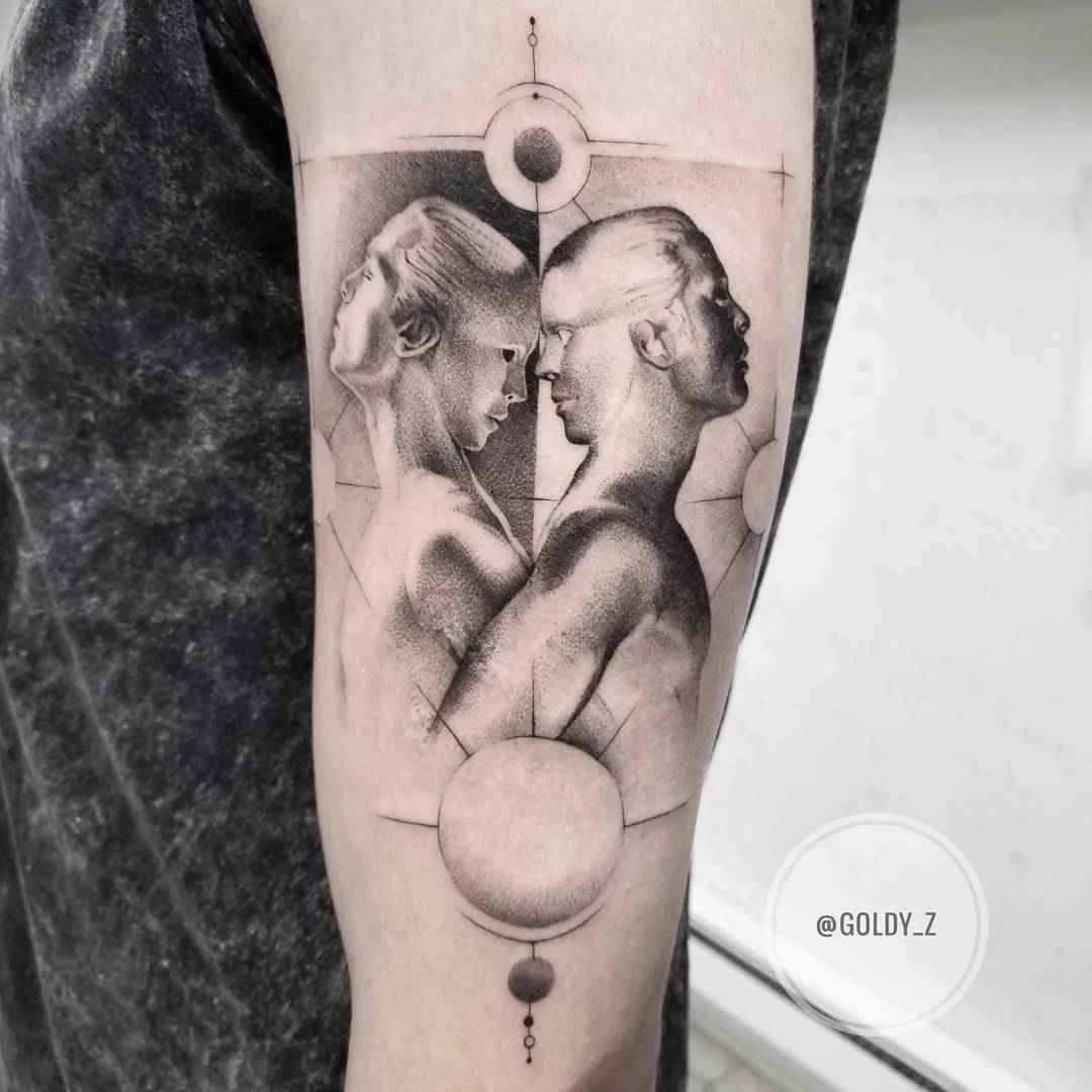 Tatuagem Zlata Kolomoyskaya, estilo realismo, minimalismo, gráfico em preto e cinza | USA