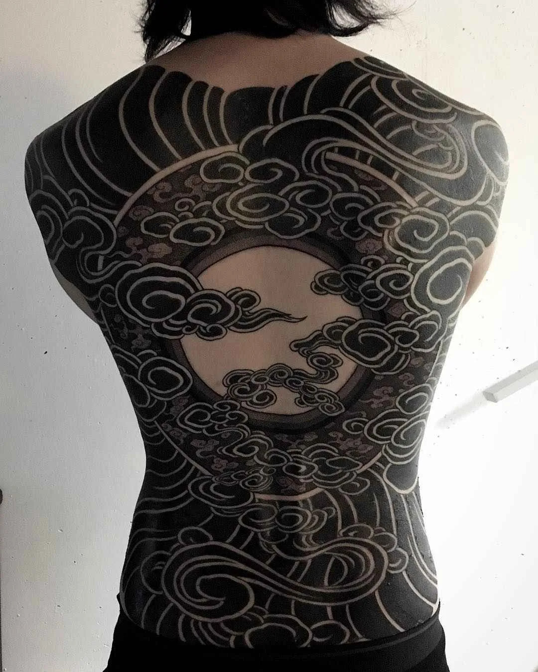 Artista de tatuagem Gakkin cria estilo oriental preto, tatuagem tradicional japonesa | Amsterdã, Holanda