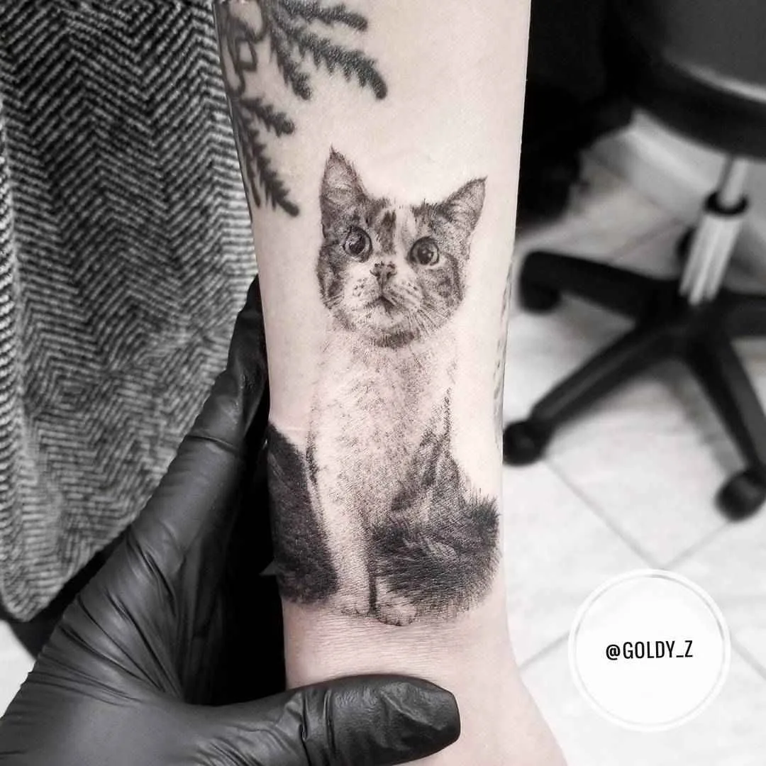 Tatuagem Zlata Kolomoyskaya, estilo realismo, minimalismo, gráfico em preto e cinza | USA