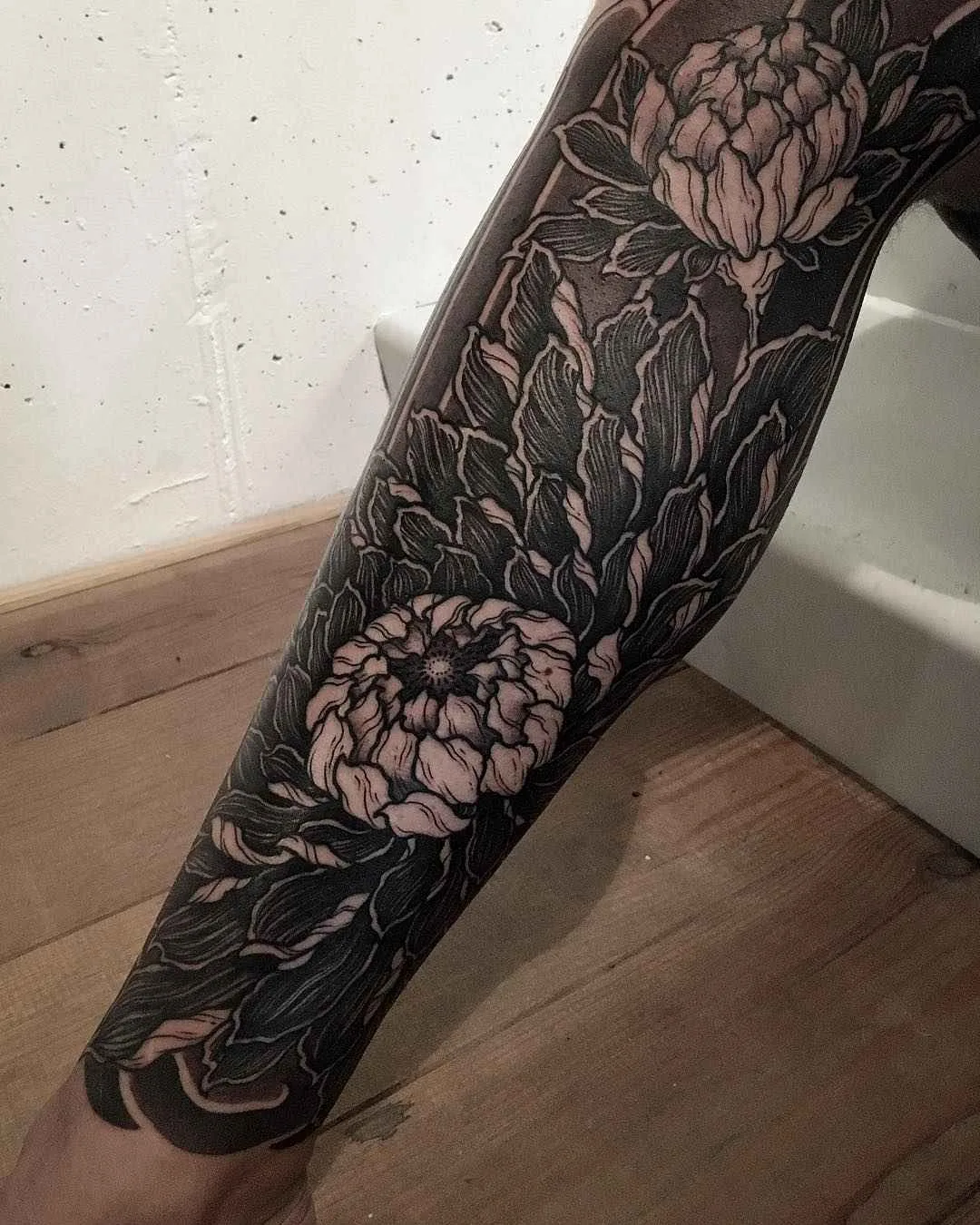 Artista de tatuagem Gakkin cria estilo oriental preto, tatuagem tradicional japonesa | Amsterdã, Holanda