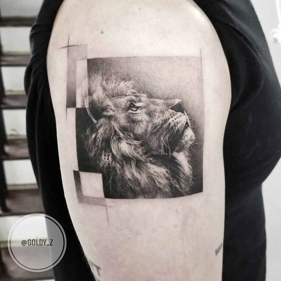 Tatuagem Zlata Kolomoyskaya, estilo realismo, minimalismo, gráfico em preto e cinza | USA