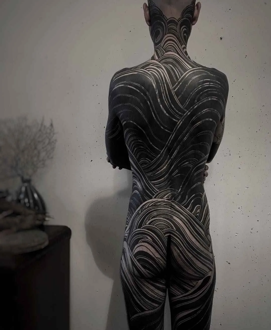 Artista de tatuagem Gakkin cria estilo oriental preto, tatuagem tradicional japonesa | Amsterdã, Holanda