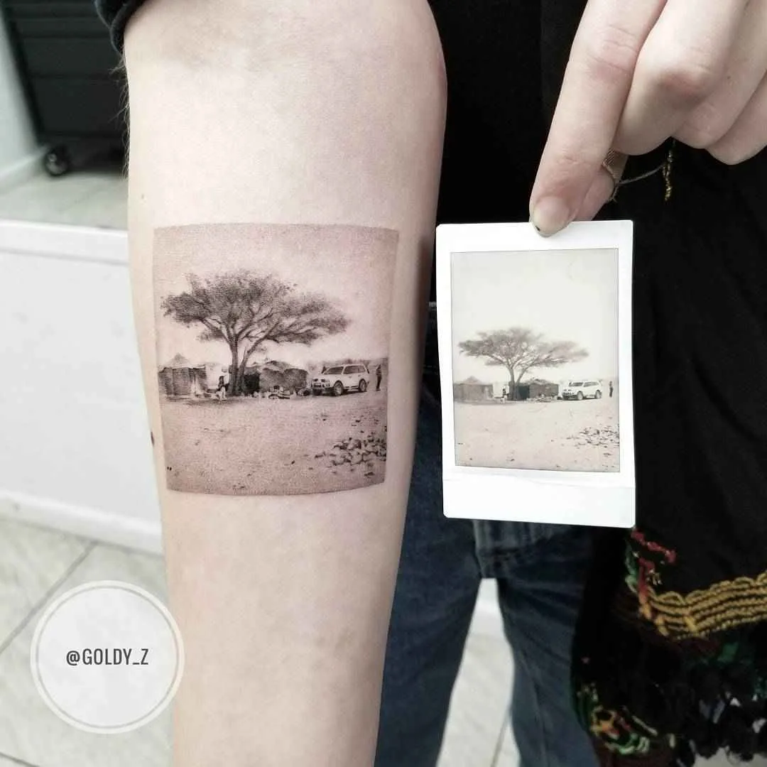 Tatuagem Zlata Kolomoyskaya, estilo realismo, minimalismo, gráfico em preto e cinza | USA
