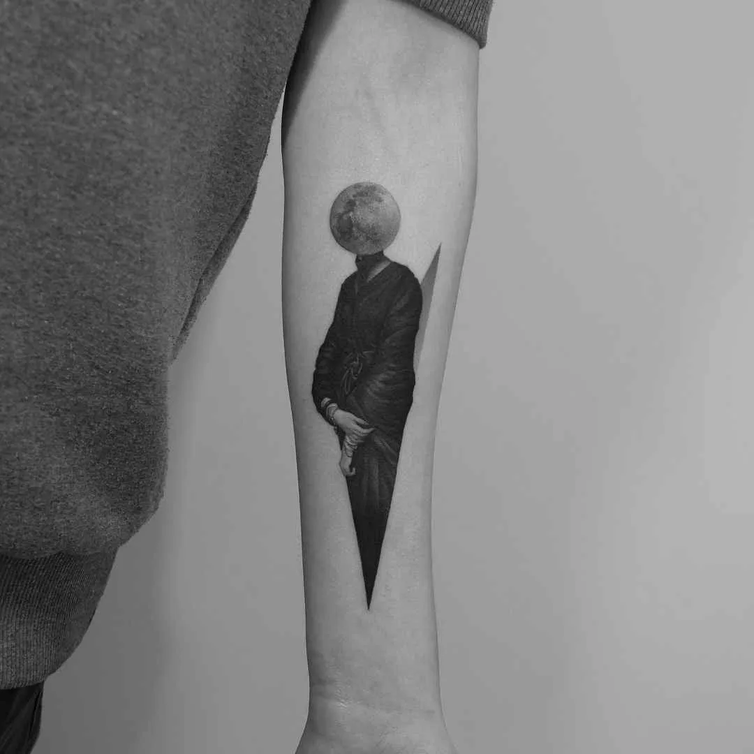 Artista di tatuaggi Paweł Indulski crea uno stile di tatuaggio nero e grigio realistico, grafico, minimalismo | Polonia