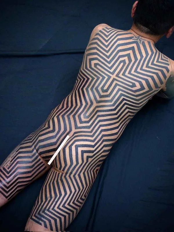 male black geometric 纹身 在 full body #18922 | 纹身师 Tomas Tomas
