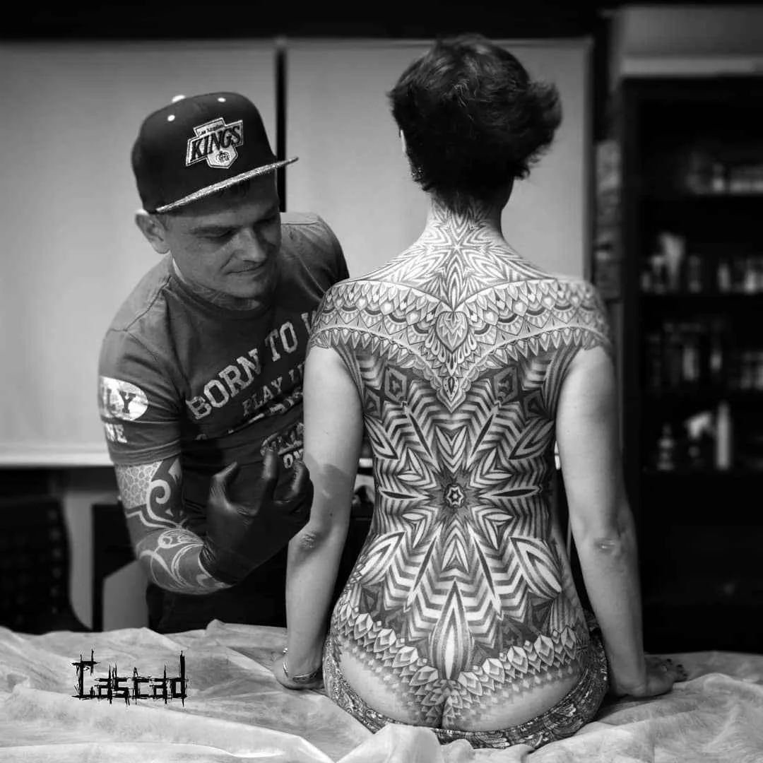 Artista di tatuaggi Ilya Sascad Kandaurov, stile autore blackwork ornamentale tatuaggio | Russia