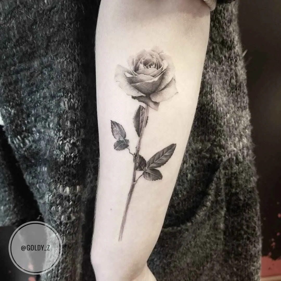 Tatuagem Zlata Kolomoyskaya, estilo realismo, minimalismo, gráfico em preto e cinza | USA
