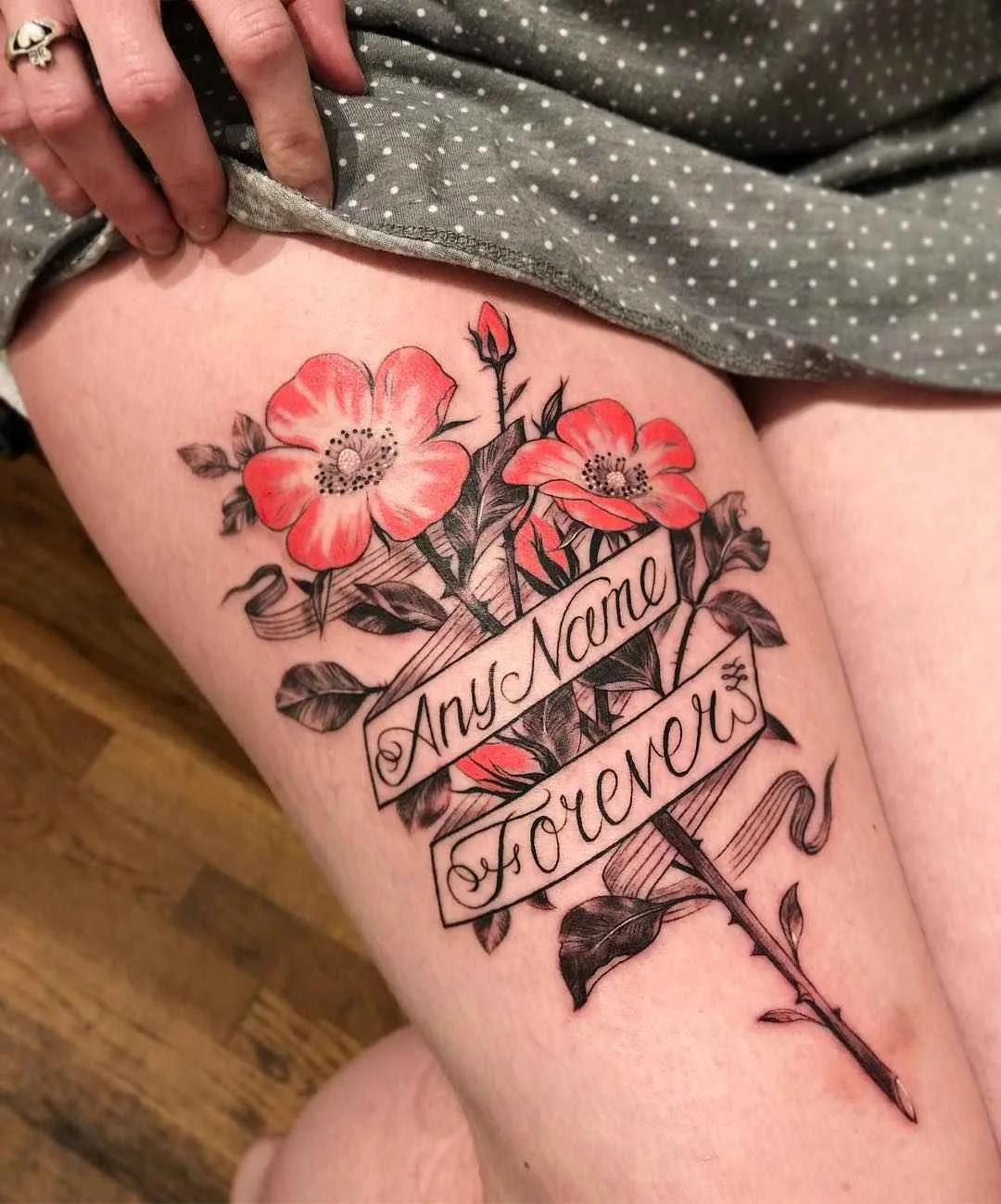 Tatuador Stephanie Brown cria tatuagem colorida neo tradicional | Chicago, Estados Unidos