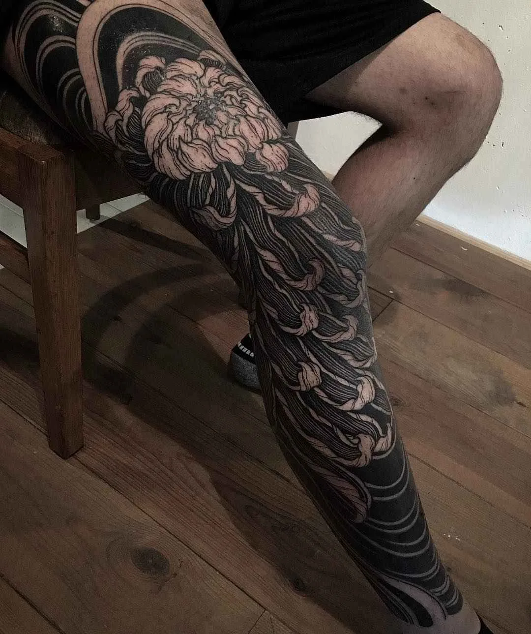 Artista de tatuagem Gakkin cria estilo oriental preto, tatuagem tradicional japonesa | Amsterdã, Holanda