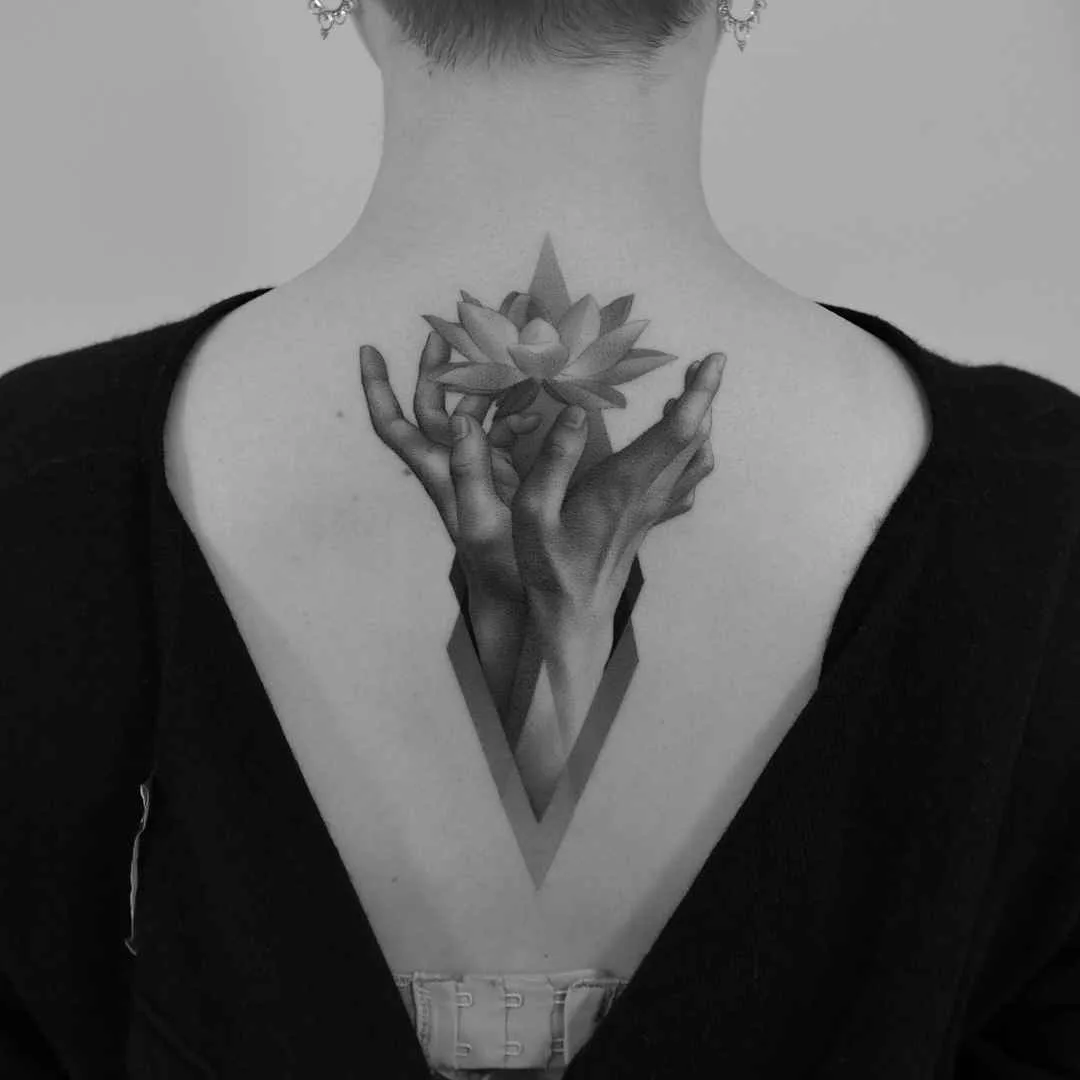 Artista di tatuaggi Paweł Indulski crea uno stile di tatuaggio nero e grigio realistico, grafico, minimalismo | Polonia