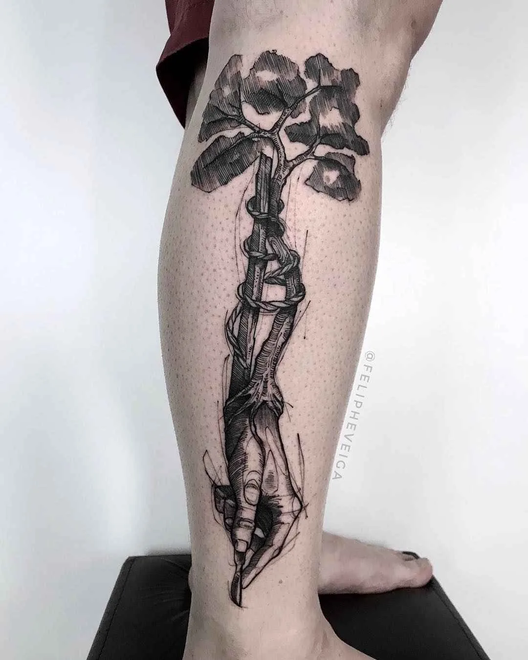 Tatuador Feliphe Veiga cria estilo tatuagem preta de esboço, blackwork | Brasil