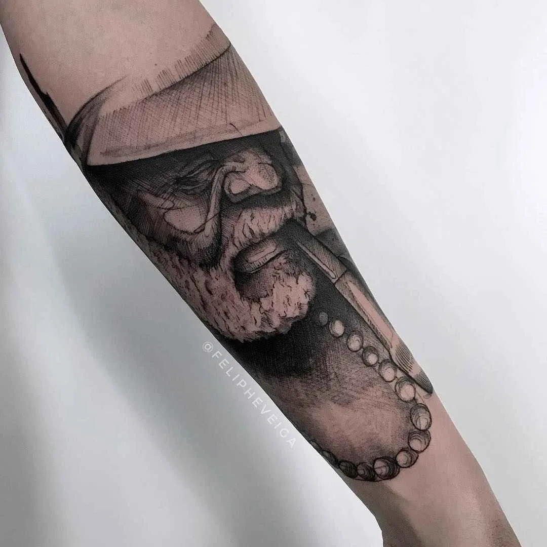 Tatuador Feliphe Veiga cria estilo tatuagem preta de esboço, blackwork | Brasil