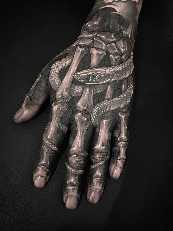 black and grey black and grey Tatuaggio su back of hand #18690 | Tatuatore Gara