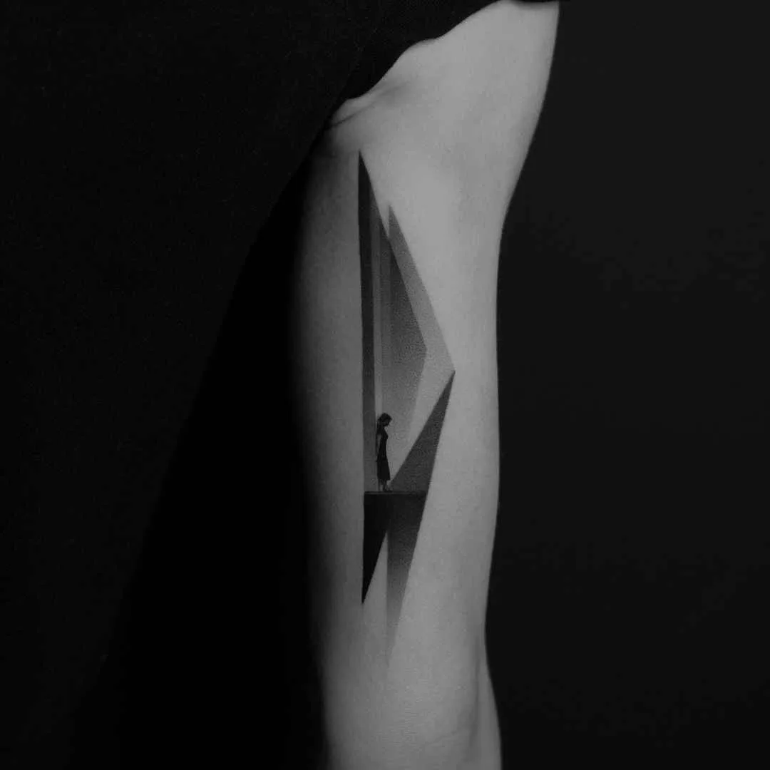 Artista di tatuaggi Paweł Indulski crea uno stile di tatuaggio nero e grigio realistico, grafico, minimalismo | Polonia