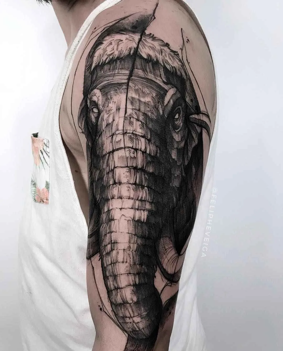 Tatuador Feliphe Veiga cria estilo tatuagem preta de esboço, blackwork | Brasil