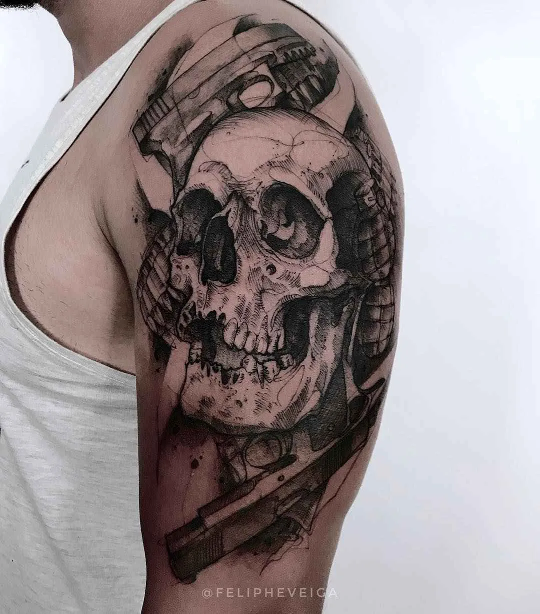 Tatuador Feliphe Veiga cria estilo tatuagem preta de esboço, blackwork | Brasil