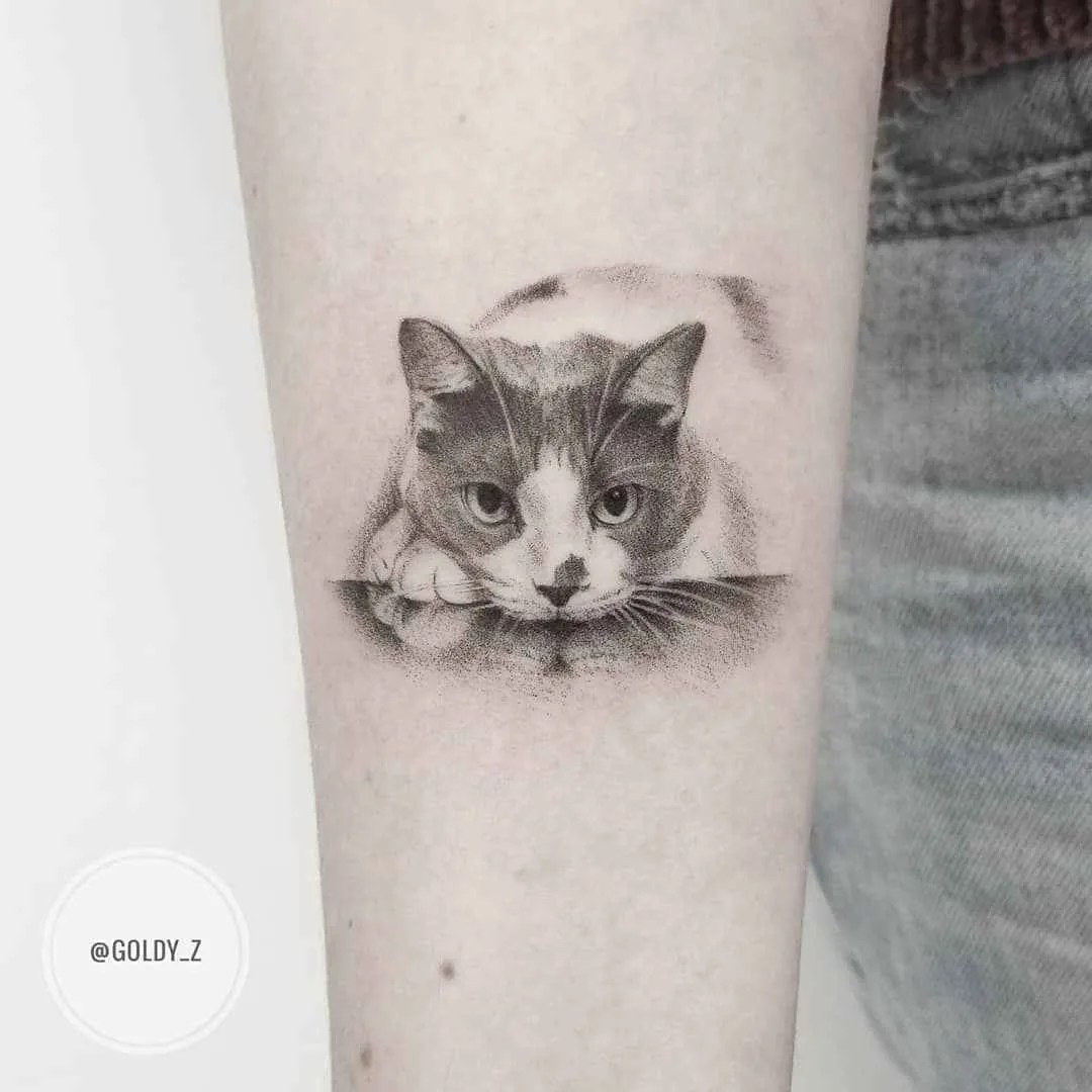 Tatuagem Zlata Kolomoyskaya, estilo realismo, minimalismo, gráfico em preto e cinza | USA