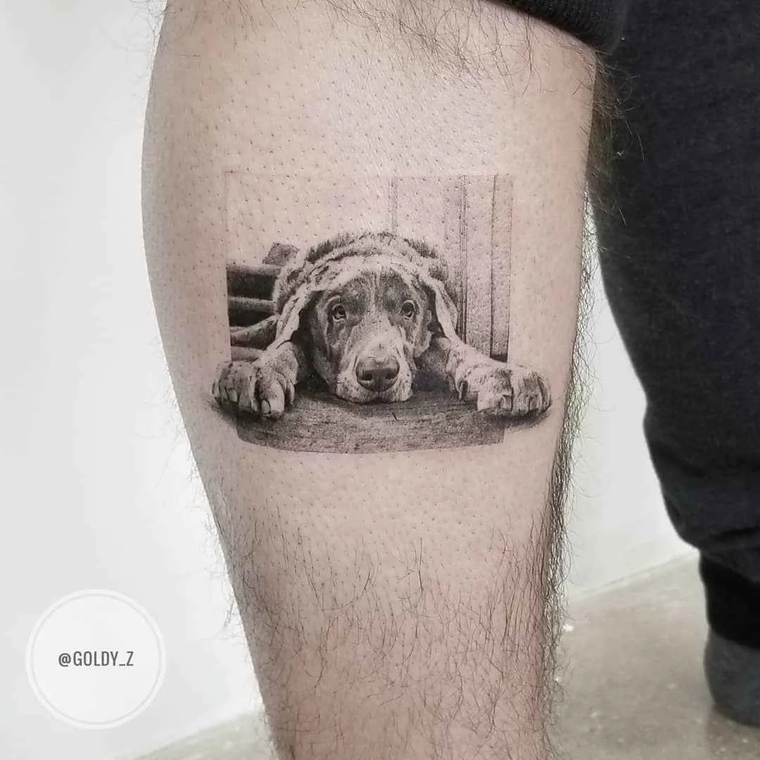 Tatuagem Zlata Kolomoyskaya, estilo realismo, minimalismo, gráfico em preto e cinza | USA