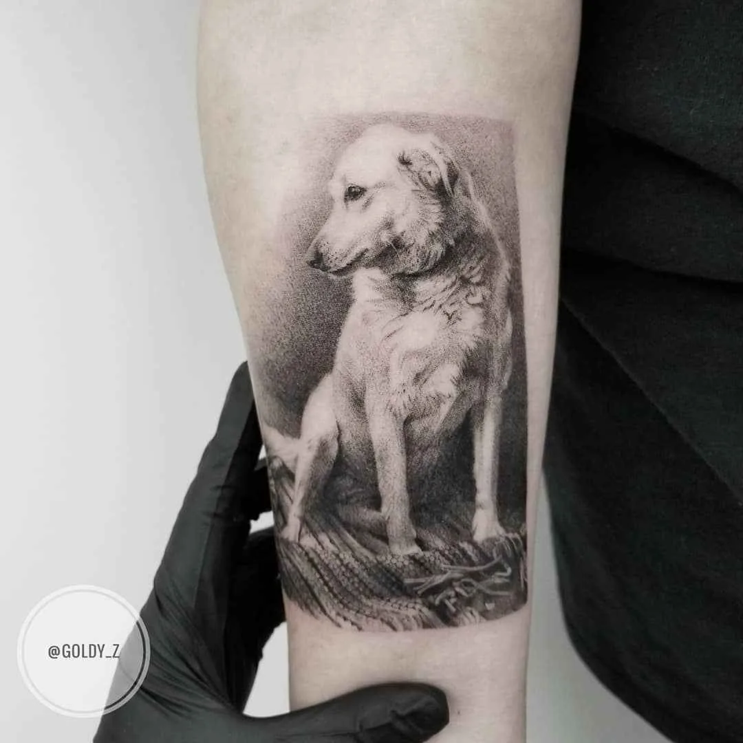 Tatuagem Zlata Kolomoyskaya, estilo realismo, minimalismo, gráfico em preto e cinza | USA