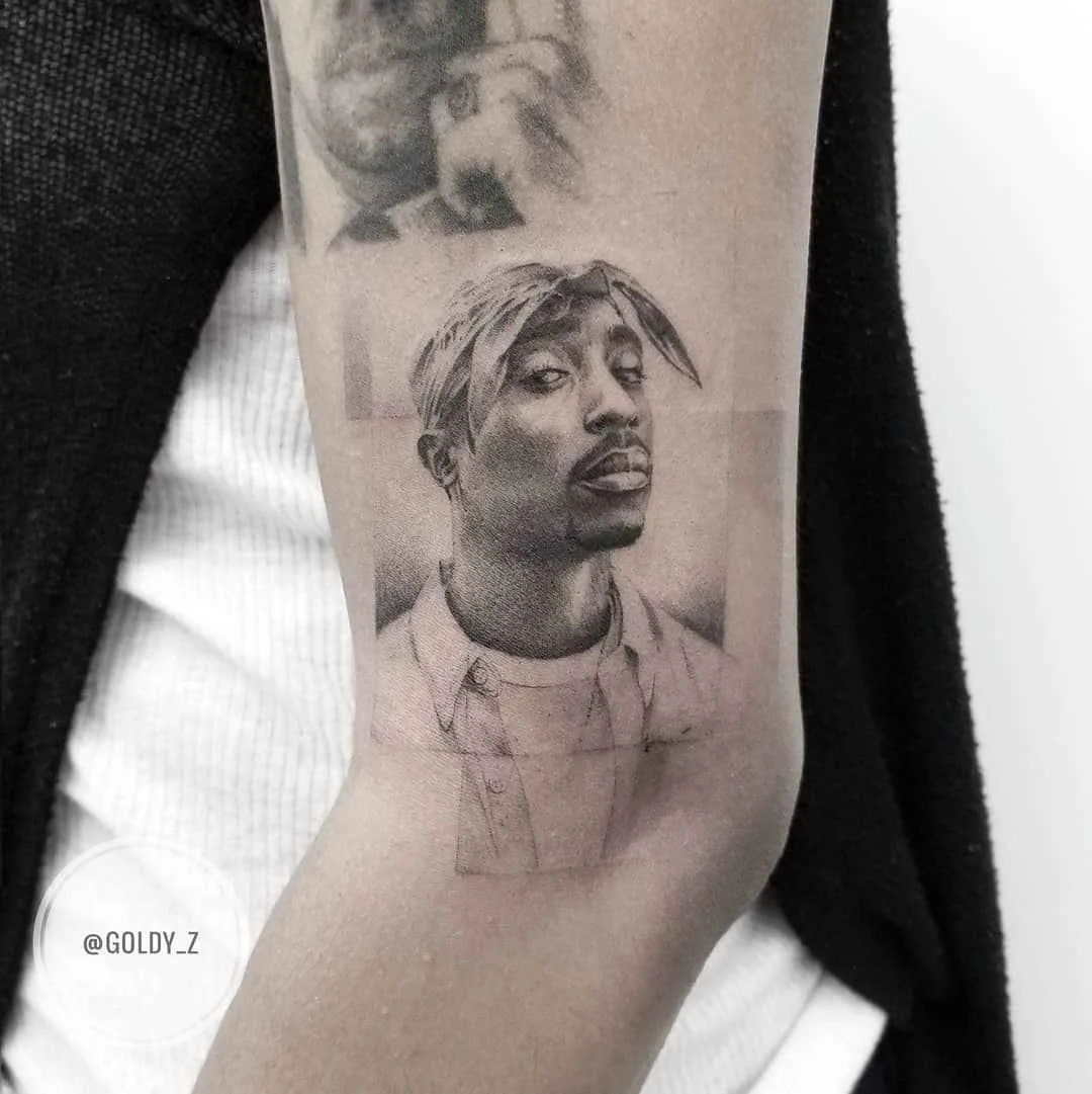 Tatuagem Zlata Kolomoyskaya, estilo realismo, minimalismo, gráfico em preto e cinza | USA