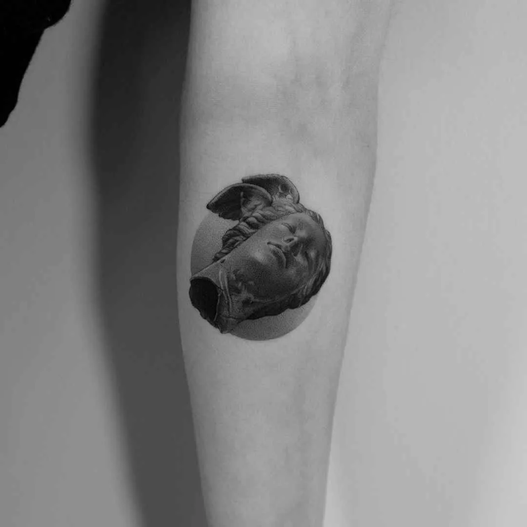 Artista di tatuaggi Paweł Indulski crea uno stile di tatuaggio nero e grigio realistico, grafico, minimalismo | Polonia